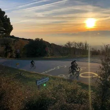  imagen la ports del maresme ciclistas subiendo santa fe al amanecer 